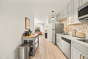 Jääkaappi, mikroaaltouuni, uuni, liesi