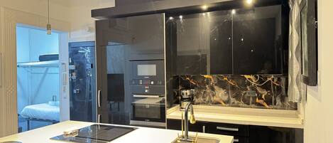 Réfrigérateur, micro-ondes, four, lave-vaisselle