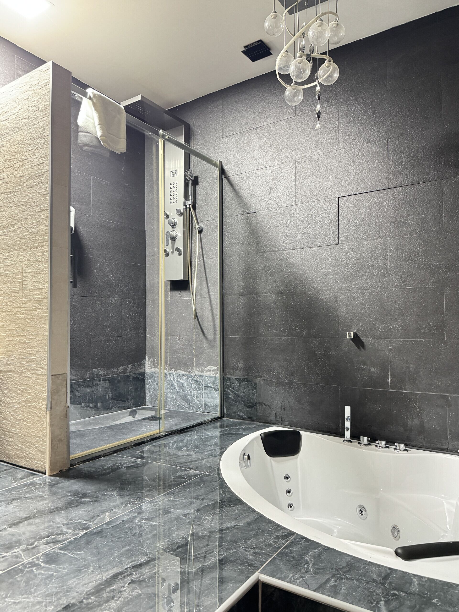 Ducha, bañera de hidromasaje, secador de pelo, toallas