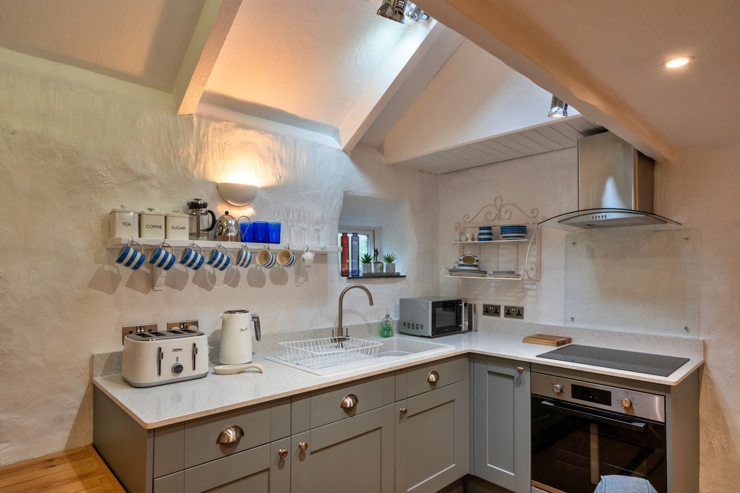 Kjøleskap, mikrobølgeovn, ovn og vannkoker