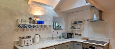 Kjøleskap, mikrobølgeovn, ovn og vannkoker