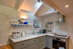 Kühlschrank, Mikrowelle, Ofen, Wasserkocher