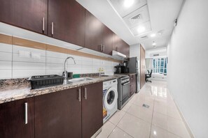 Fridge, microwave, oven, stovetop - Free housekeeping visits during your stay - StayShort - Studio Sleeps 3 in Business Bay with Canal Views (Business Bay)