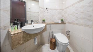 Ein modernes Badezimmer mit Waschbecken, Toilette und Dusche.
