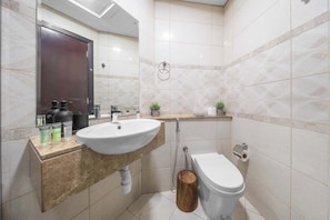 Shower, hair dryer, towels - Free housekeeping visits during your stay - StayShort - Studio Sleeps 3 in Business Bay with Canal Views (Business Bay)