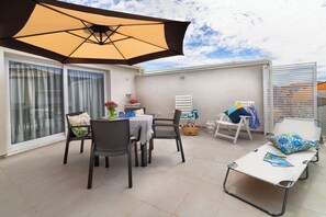 Outdoor dining - Apartment with terrace, a stone's throw from the sea, ideal for families (Capo d'Orlando)