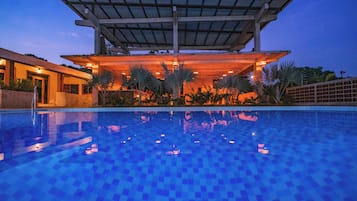 Fachada de la propiedad por la tarde o noche