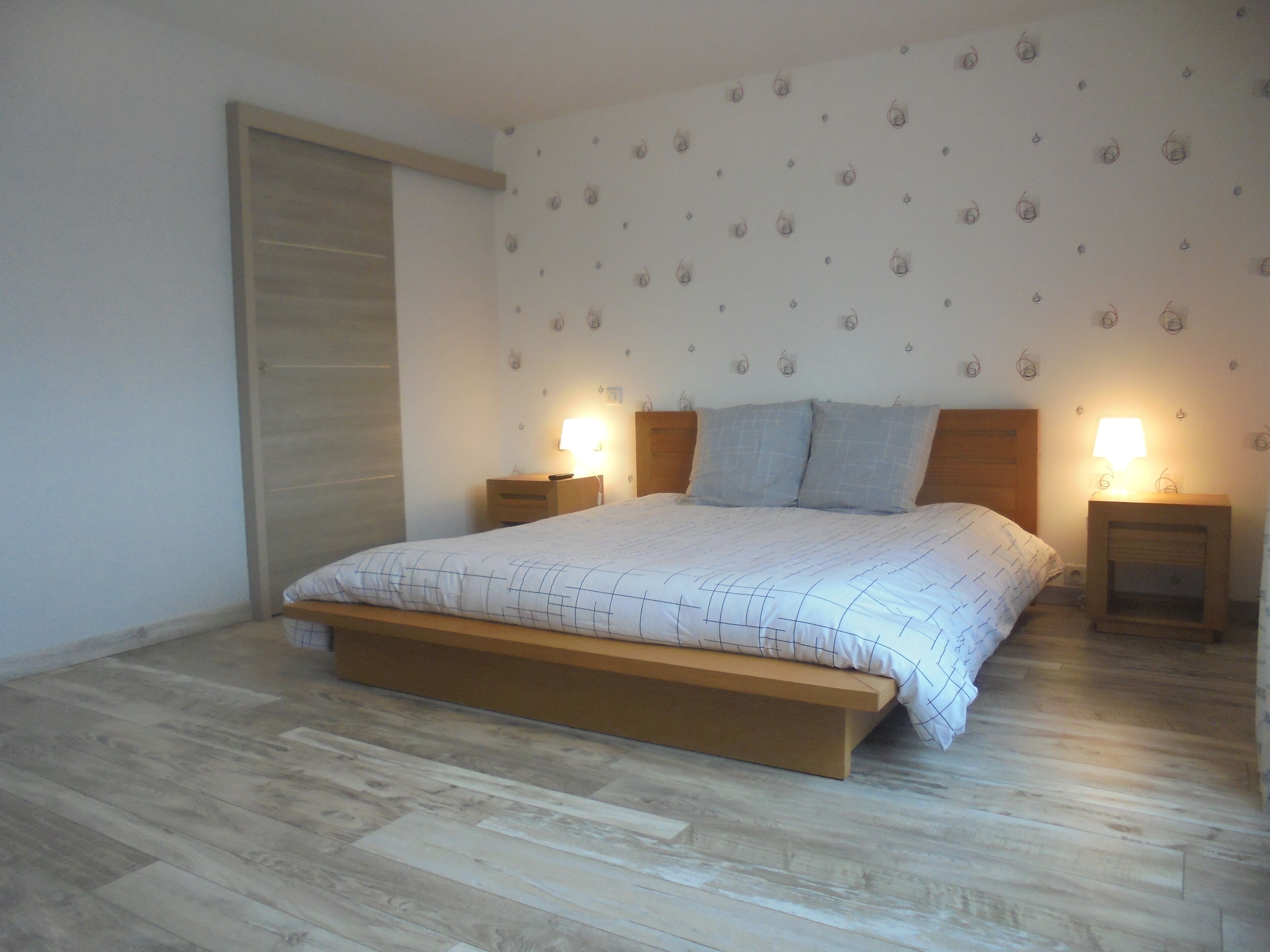 Fer et planche à repasser, lit parapluie, Wi-Fi gratuit, draps fournis