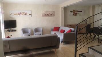 Fernseher, DVD-Player, Tischfußball, Bücher