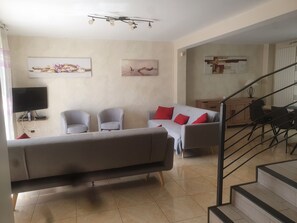 Fernseher, DVD-Player, Tischfußball, Bücher