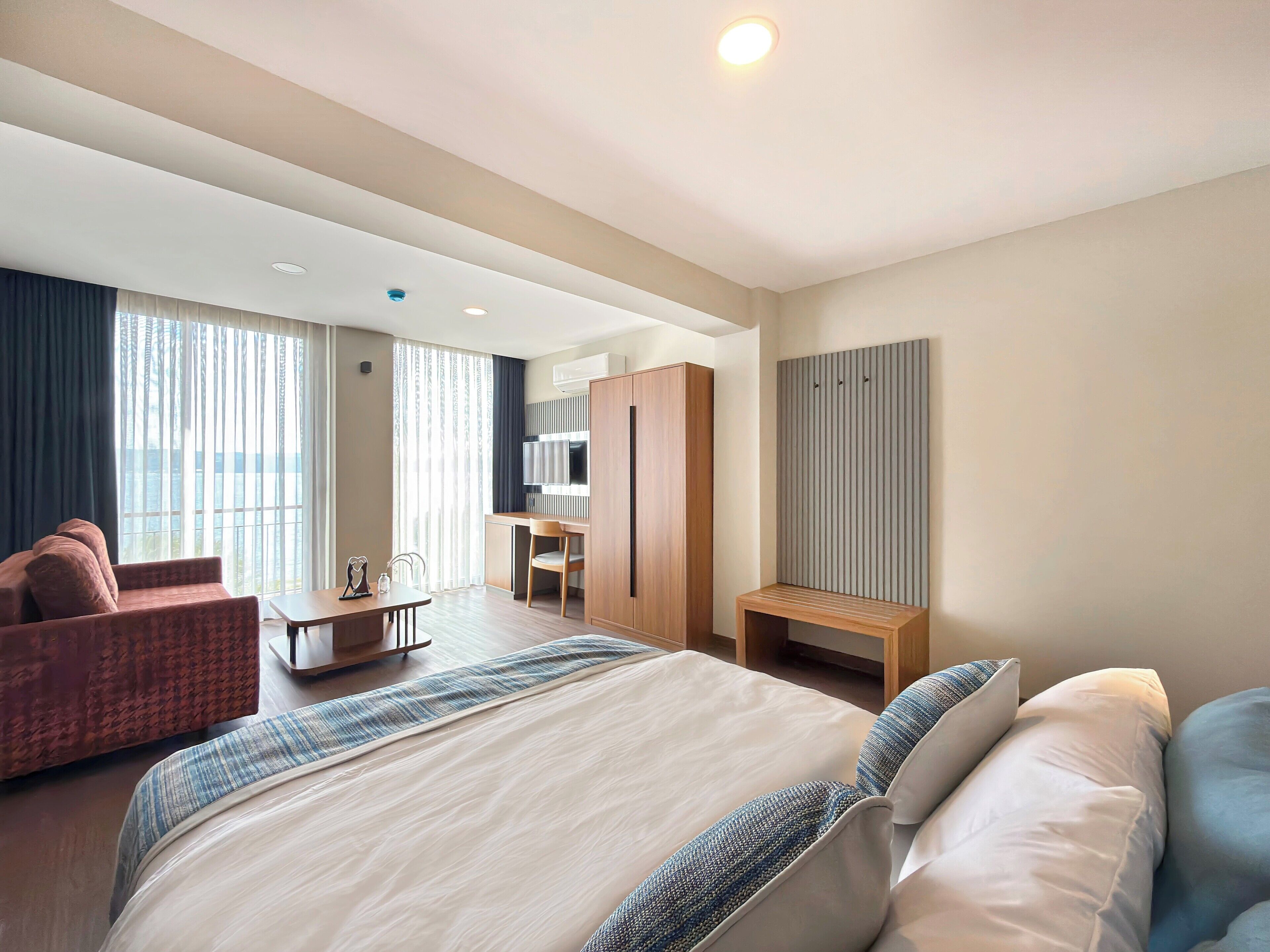 Espacio para trabajar con laptop y wifi gratis 