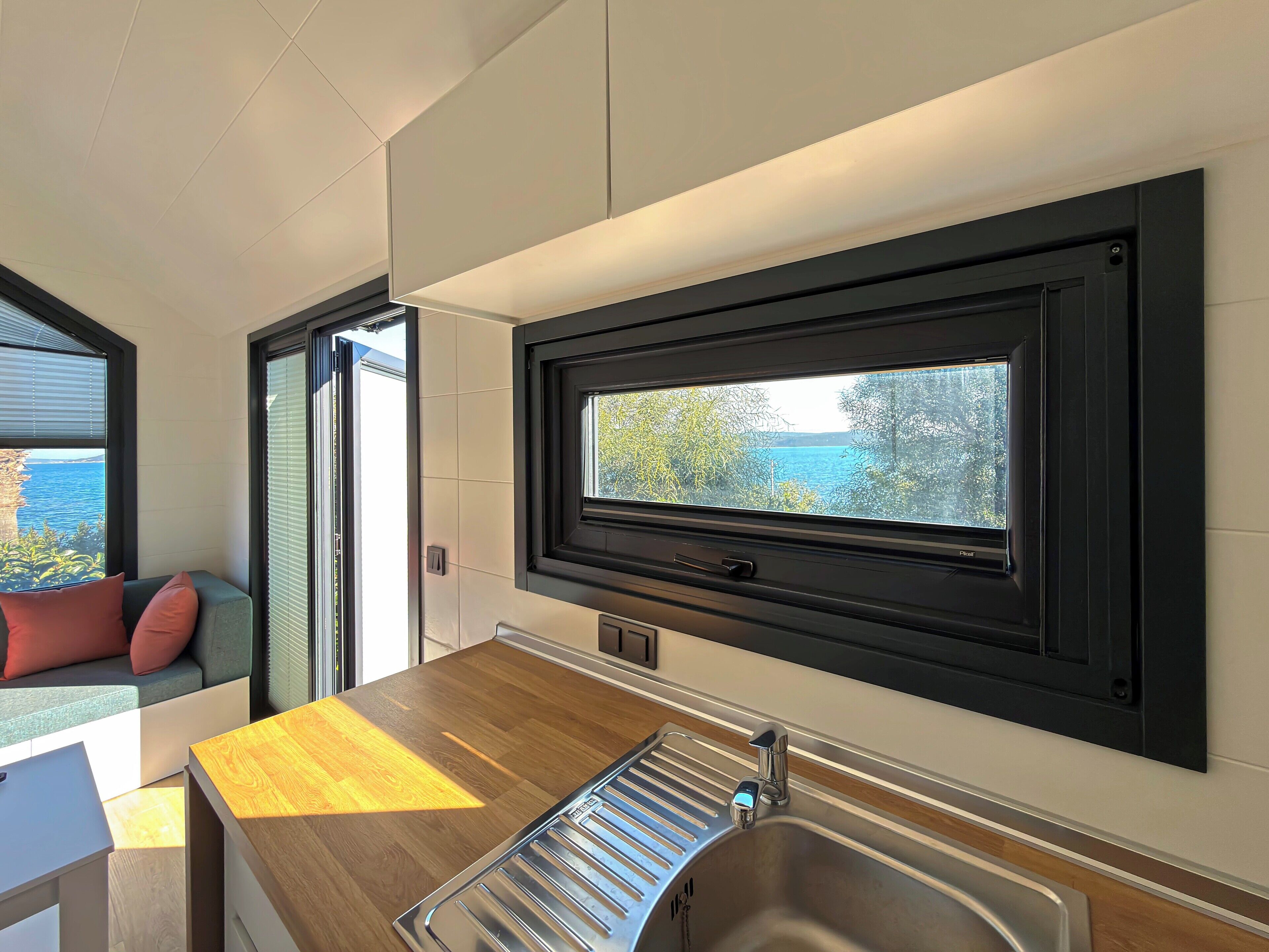 Espacio para trabajar con laptop y wifi gratis 