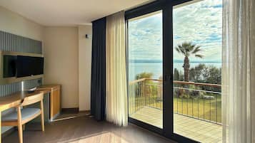 Senior Room, 1 King Bed, Balcony, Sea View | Terrace/patio