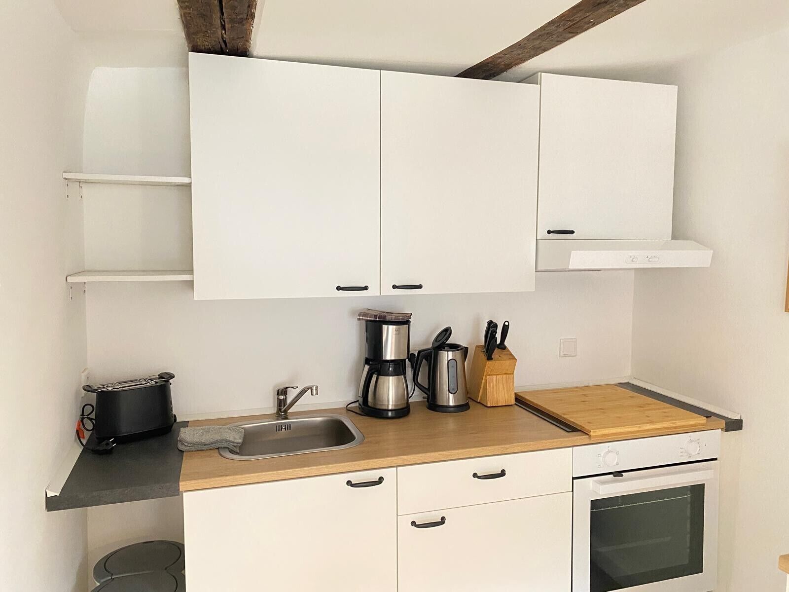 Fridge, oven, stovetop, coffee/tea maker