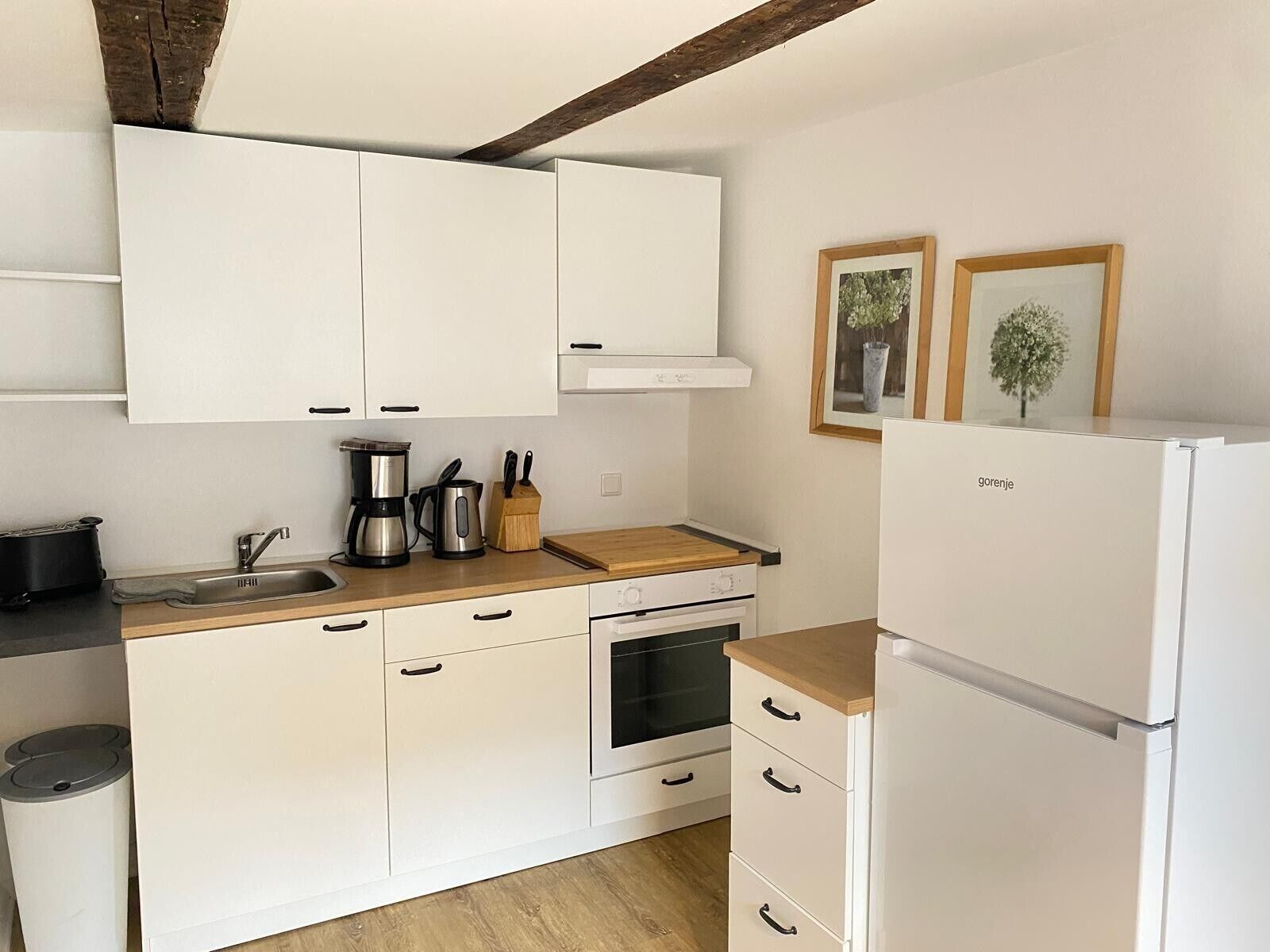 Refrigerador, horno, parrilla de estufa y cafetera y tetera 