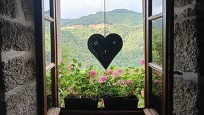 A window with a heart-shaped decoration and potted plants. - La Boulantie 5-bedroom chalet in quaint Florentin-la-Capelle (Florentin-la-Capelle)