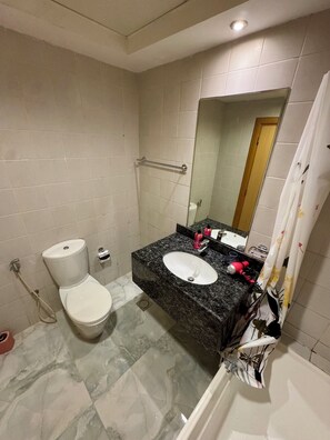 مجففات شعر، مناشف، صابون، ورق حمّام