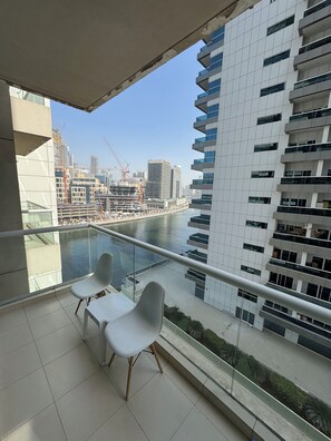 Property grounds - 1BDH with canal view - Modern comfort fully furnished (Dubai)