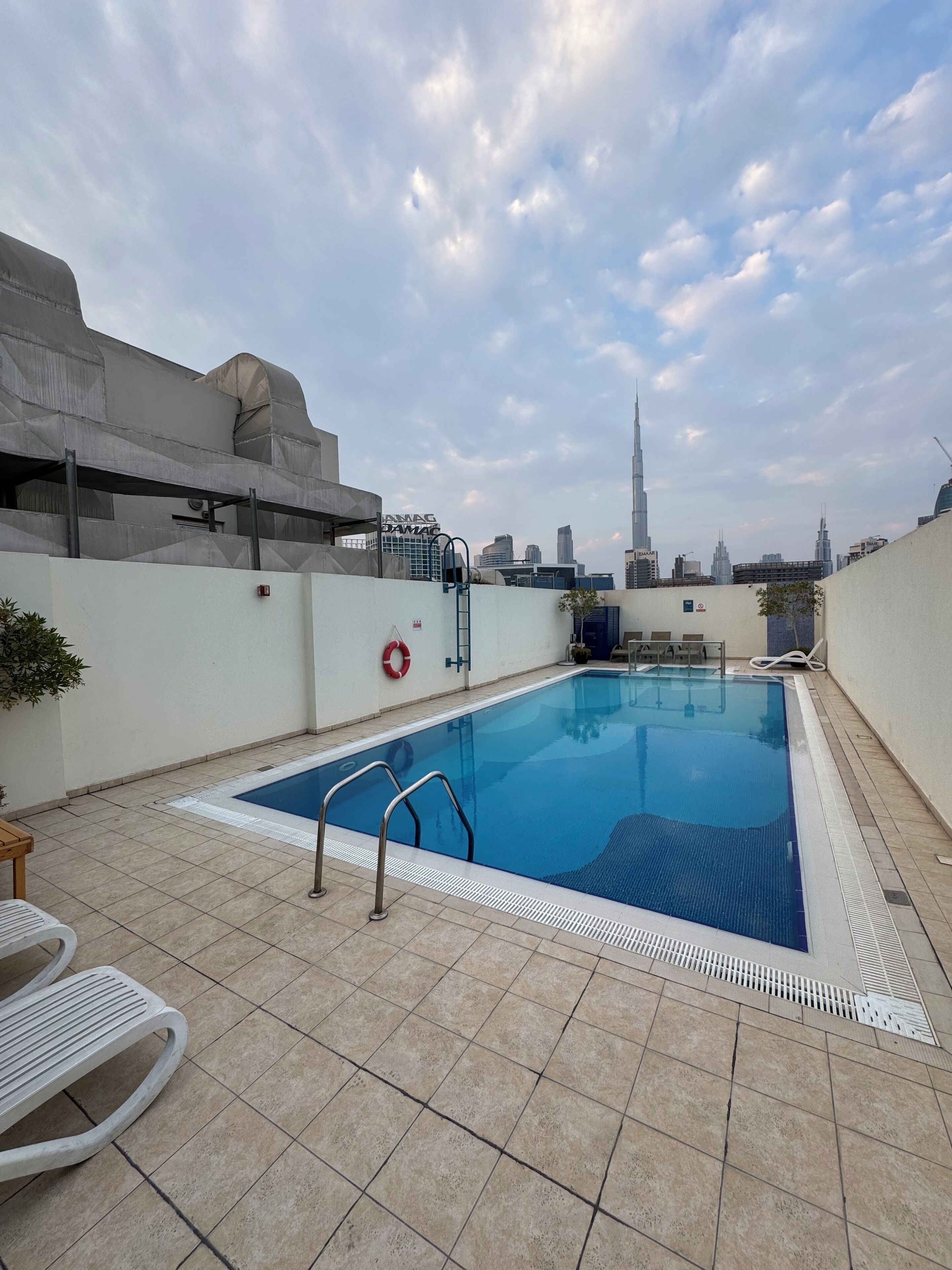 Une piscine sur le toit offrant une vue sur le Burj Khalifa.