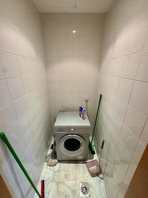 مجففات شعر، مناشف، صابون، ورق حمّام