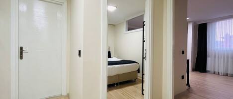 Bureau, fer et planche Ă repasser, lit parapluie, Wi-Fi gratuit