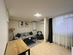 Smart TV - One-Bedroom Apartment in Taksim - No: 11 (Beyoglu)
