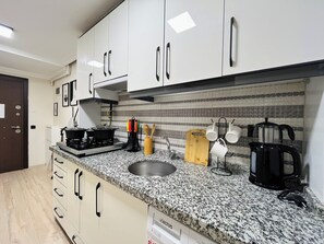 Fridge, stovetop, electric kettle, cookware/dishes/utensils - One-Bedroom Apartment in Taksim - No: 11 (Beyoglu)