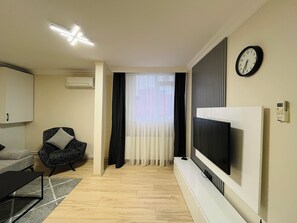 Smart TV - One-Bedroom Apartment in Taksim - No: 11 (Beyoglu)