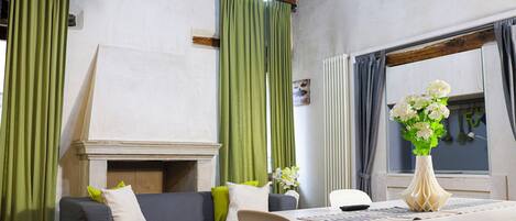 Studio, 1 King Bed, Non Smoking | Living area