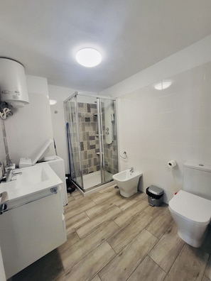 Douche, sèche-cheveux, serviettes fournies