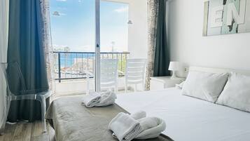 Een kluis op de kamer, een strijkplank/strijkijzer, gratis wifi