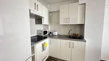 Kühlschrank, Mikrowelle, Wasserkocher mit Kaffee-/Teezubehör