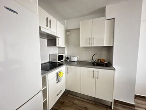 Køleskab, mikrobølgeovn, kaffe-/temaskine, elkedel