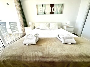 Een kluis op de kamer, een strijkplank/strijkijzer, gratis wifi