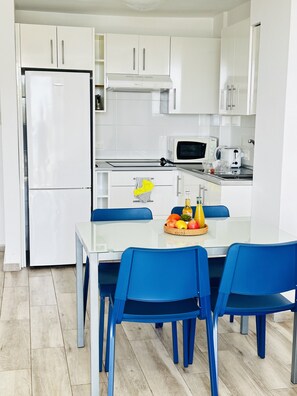 Een koelkast, een microgolfoven, een koffiezetapparaat/waterkoker