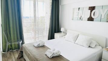 Coffres-forts dans les chambres, fer et planche Ă repasser