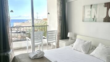 Een kluis op de kamer, een strijkplank/strijkijzer, gratis wifi