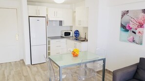 Refrigerador, microondas, cafetera/tetera, tetera/pava eléctrica