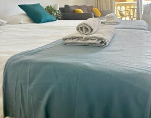 Een strijkplank/strijkijzer, gratis wifi, beddengoed