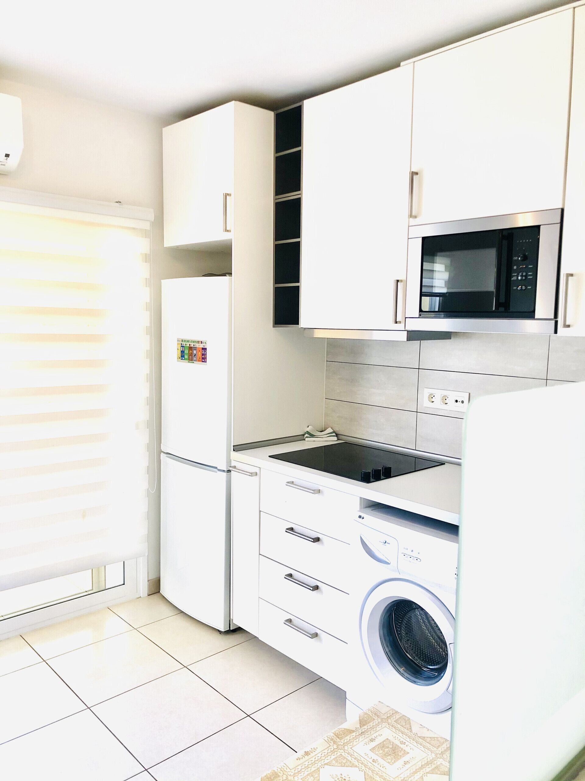 Frigorifero, microonde, bollitore elettrico, pentole/stoviglie/utensili