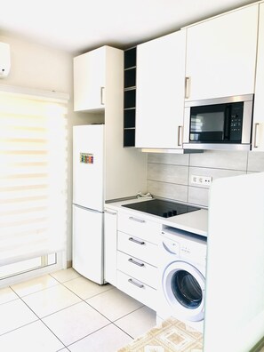 Réfrigérateur, micro-ondes, bouilloire électrique