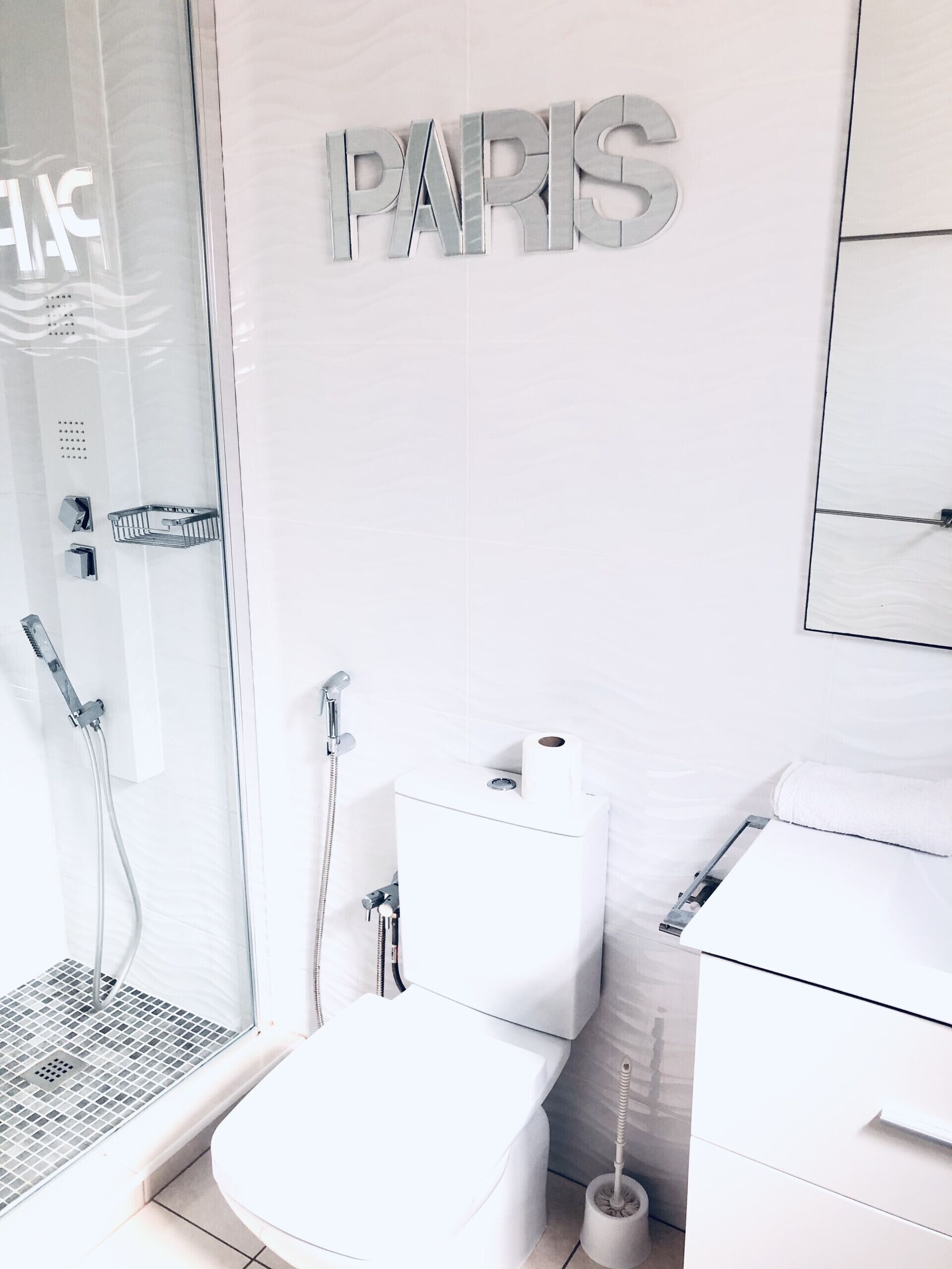 Douche, sèche-cheveux, serviettes fournies