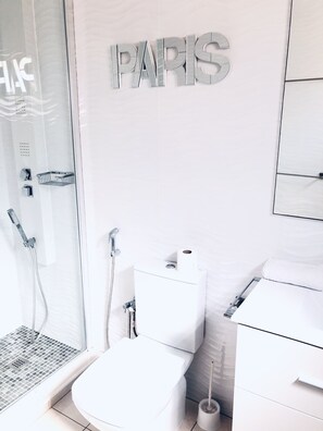Douche, sèche-cheveux, serviettes fournies