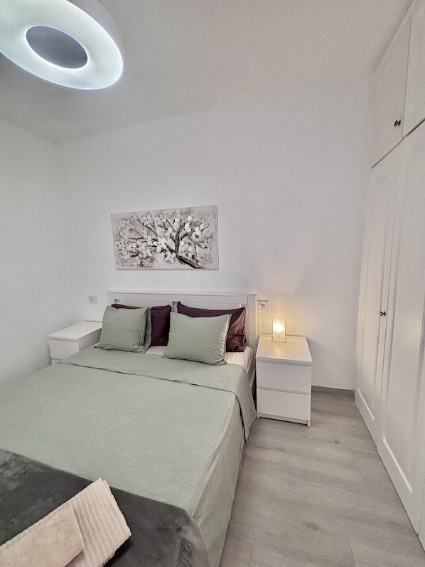 2 slaapkamers, een strijkplank/strijkijzer, gratis wifi, beddengoed