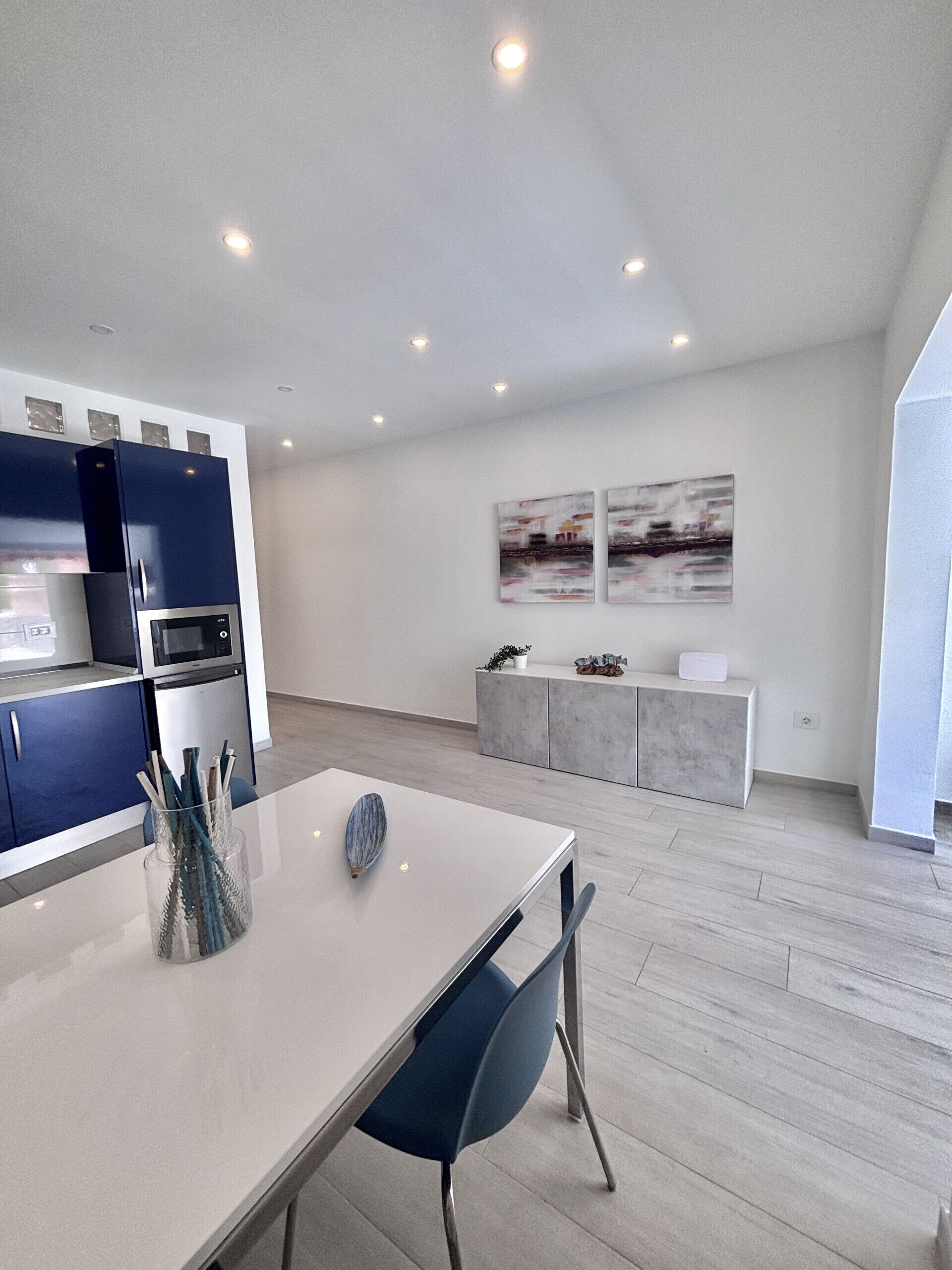 Kjøleskap, mikrobølgeovn, kaffetrakter/tekoker og vannkoker