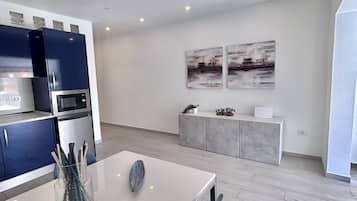 Een koelkast, een magnetron, een koffiezetapparaat/waterkoker