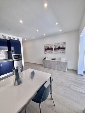 Een koelkast, een microgolfoven, een koffiezetapparaat/waterkoker