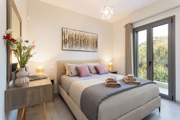 Tabla de planchar con plancha, wifi y ropa de cama 