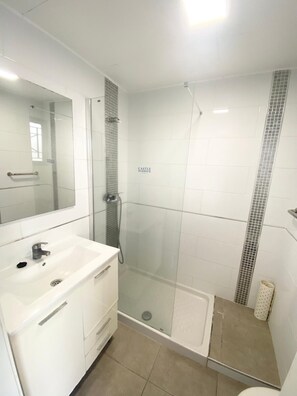 Shower, towels - The Poolside Haven (Los Cristianos)
