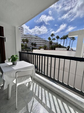 Outdoor dining - Sea blue Jewel in Playa de Las Americas (Playa de Las Americas)